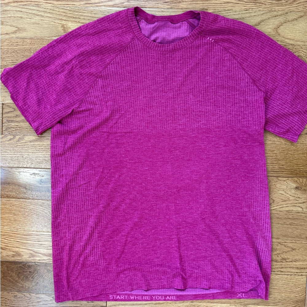 Men’s Lululemon Metal Vent Short Sleeved Shirt, XL, in Fuchsia Pink